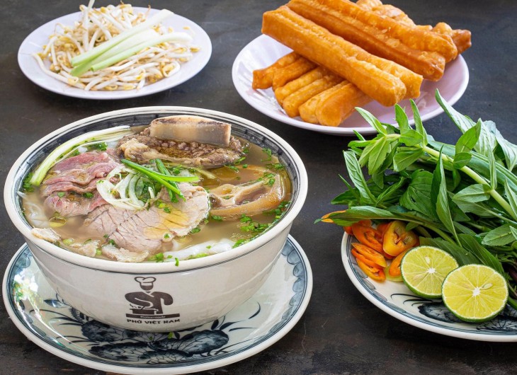 Tô phở bò Phở Việt Nam với logo thương hiệu trên tô