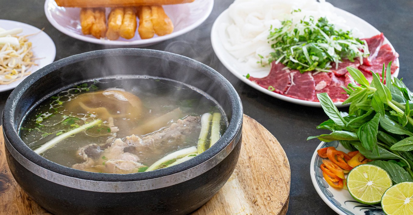 김 오르는 퍼 비엣남 돌그릇 쌀국수, 꽈이와 허브, 소고기 곁들임