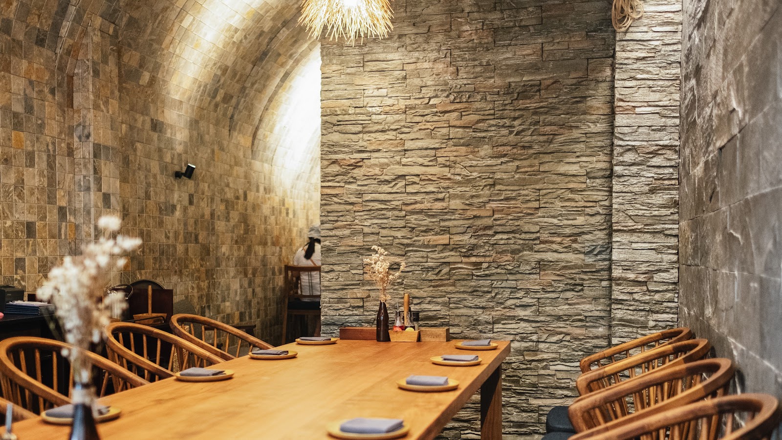 Phòng ăn tường đá của quán