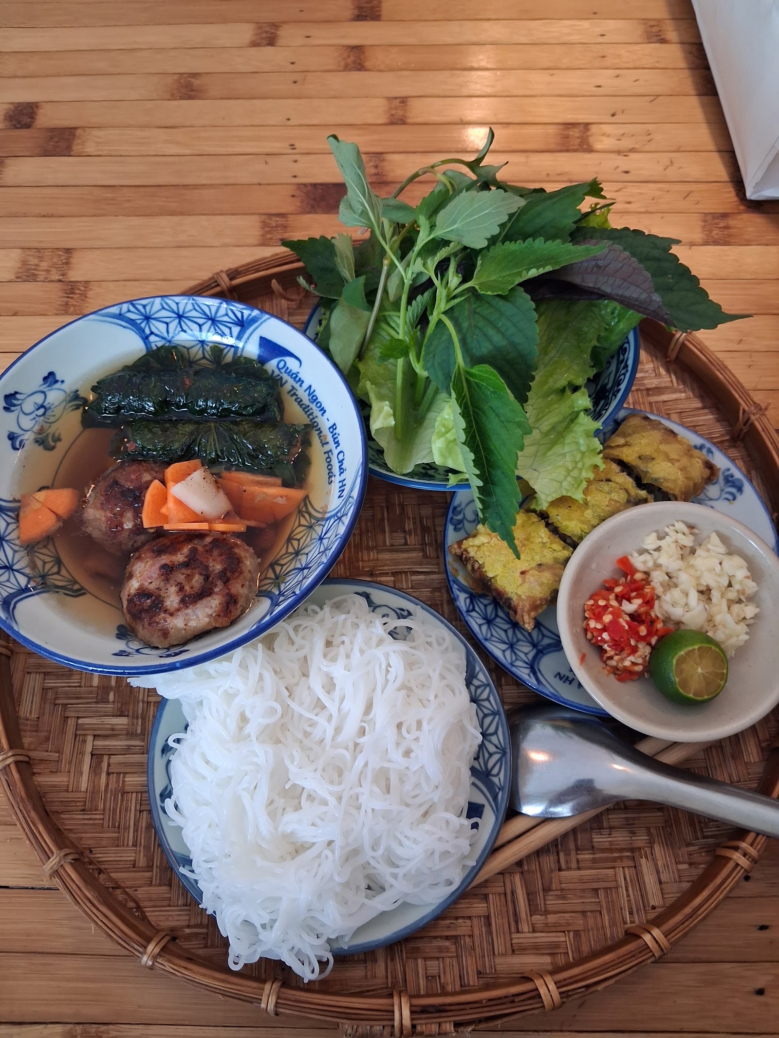 찍는 소스, 돼지고기 완자, 스프링롤, 쌀국수와 허브의 분짜 세트, 라탄 트레이에
