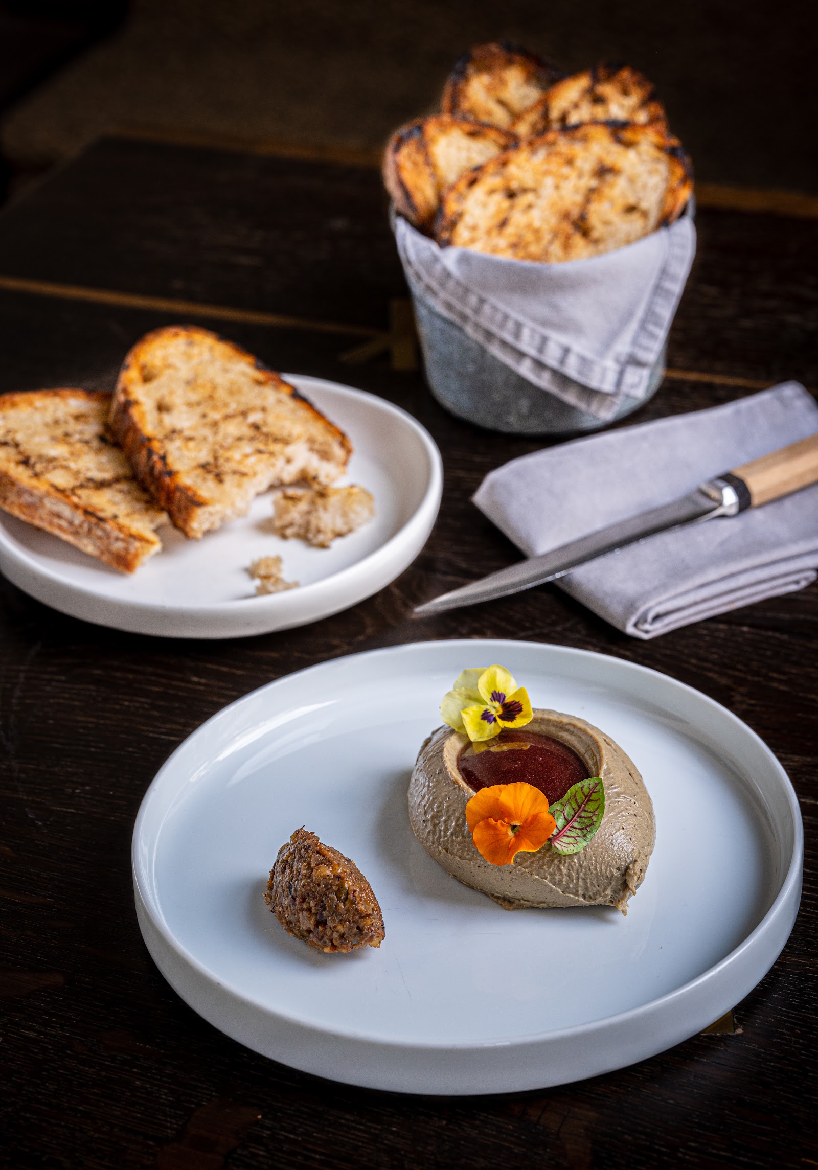 Gan ngỗng mousse với hoa ăn được, kèm bánh mì nướng