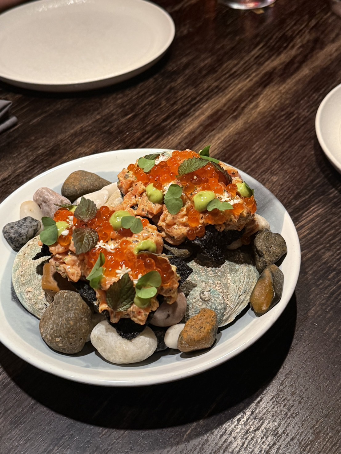 Cá hồi tartare với trứng cá trên đĩa đá