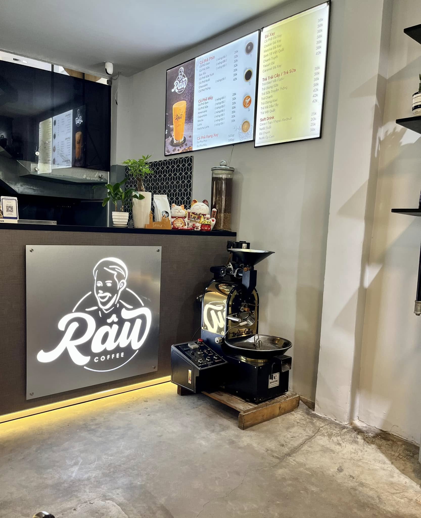 Râu Coffee 카운터: 빛나는 수염 남자 로고와 로스터