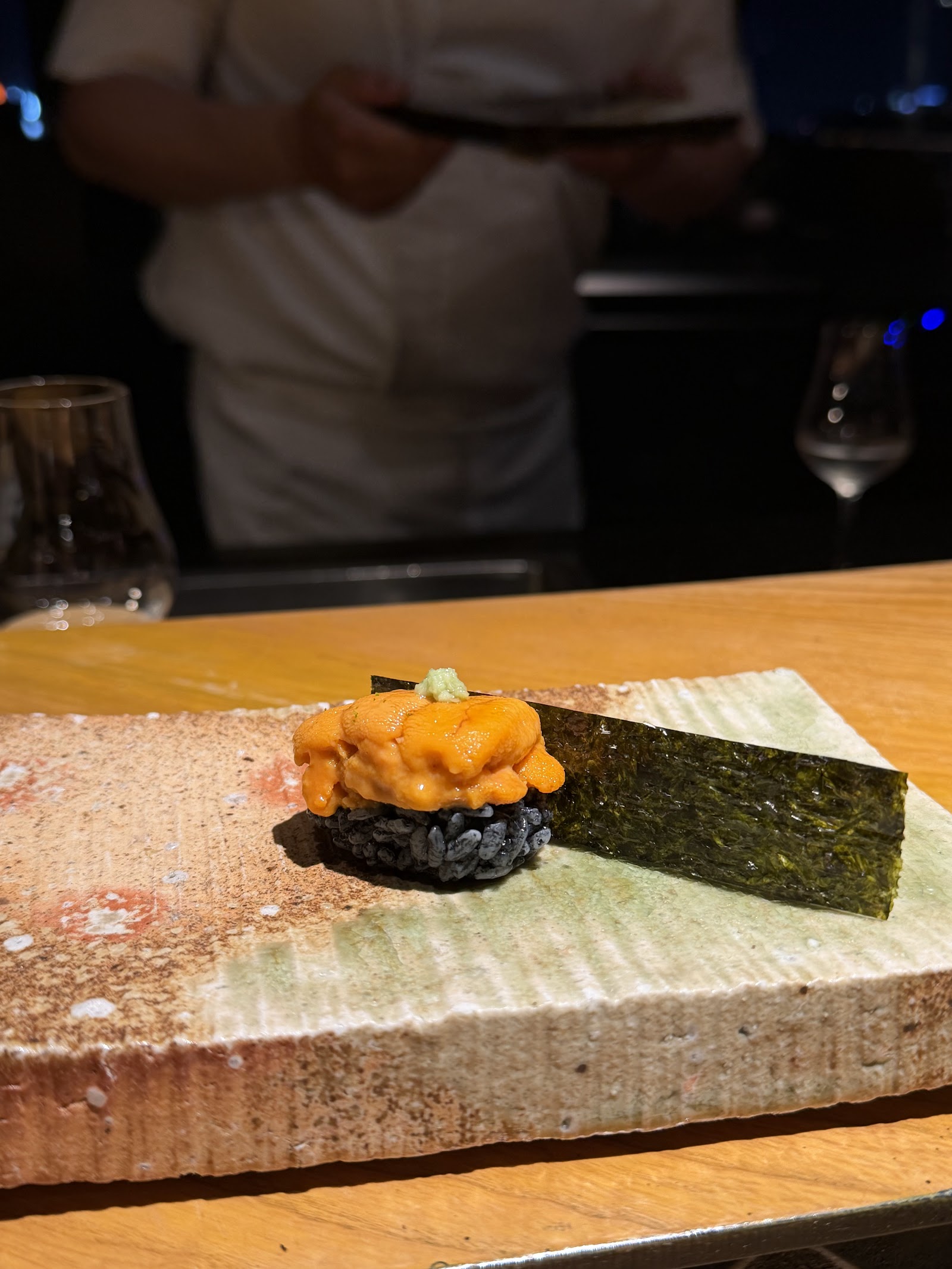 Uni trên kuro-shari — cơm giấm đen