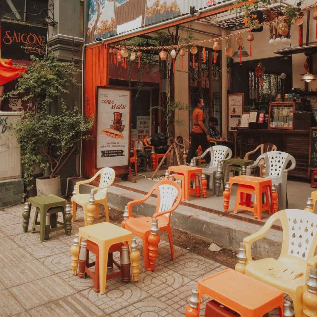 보도 위 알록달록 플라스틱 의자 행렬