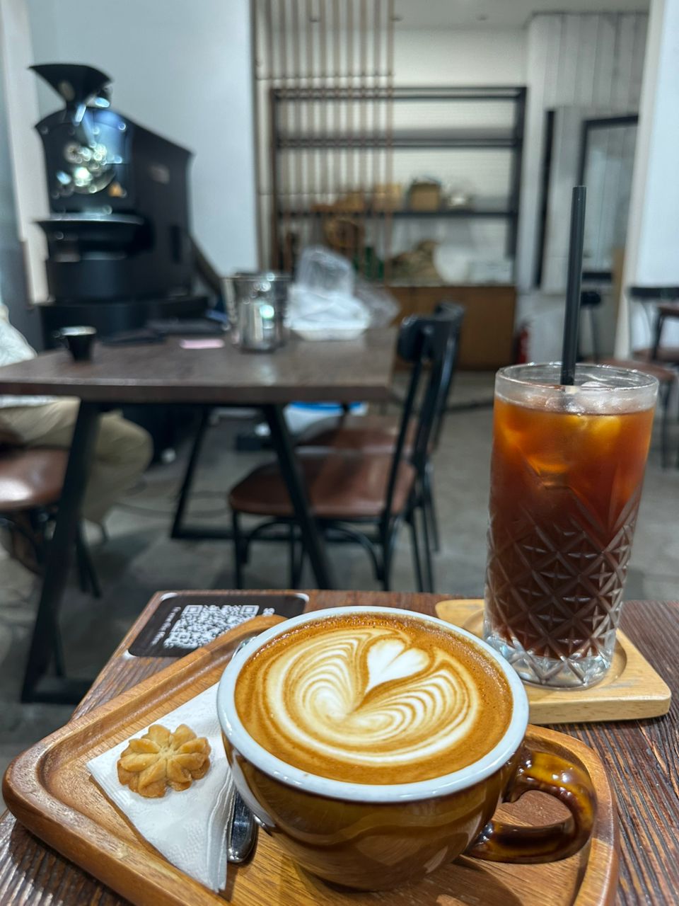 전시된 로스터 앞의 플랫 화이트