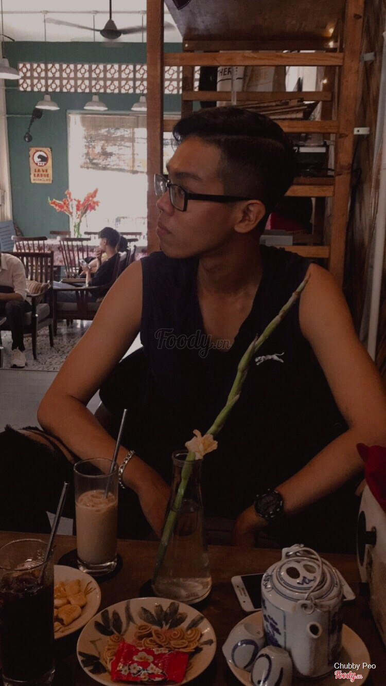 벽에 걸린 옛 광고 포스터