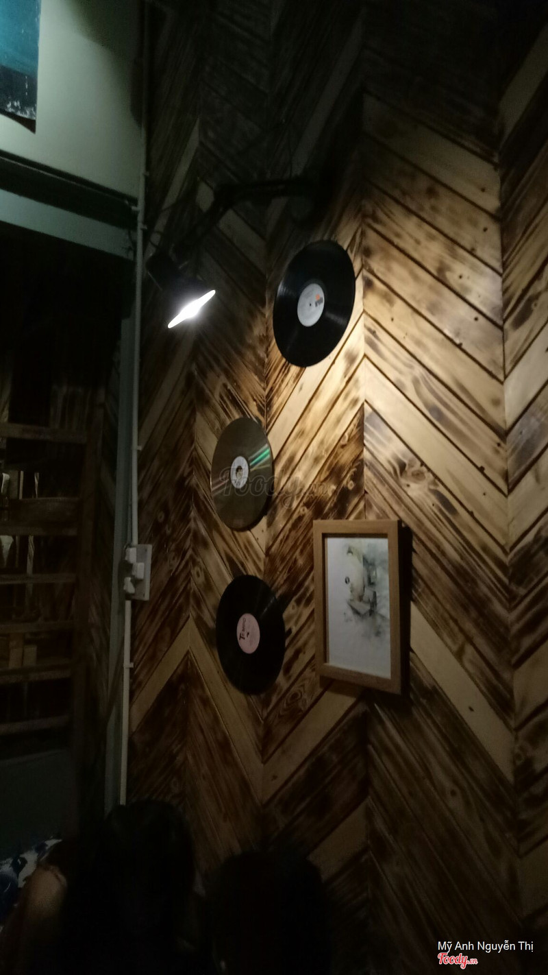 지그재그로 탄 나무 벽에 걸린 LP와 CD