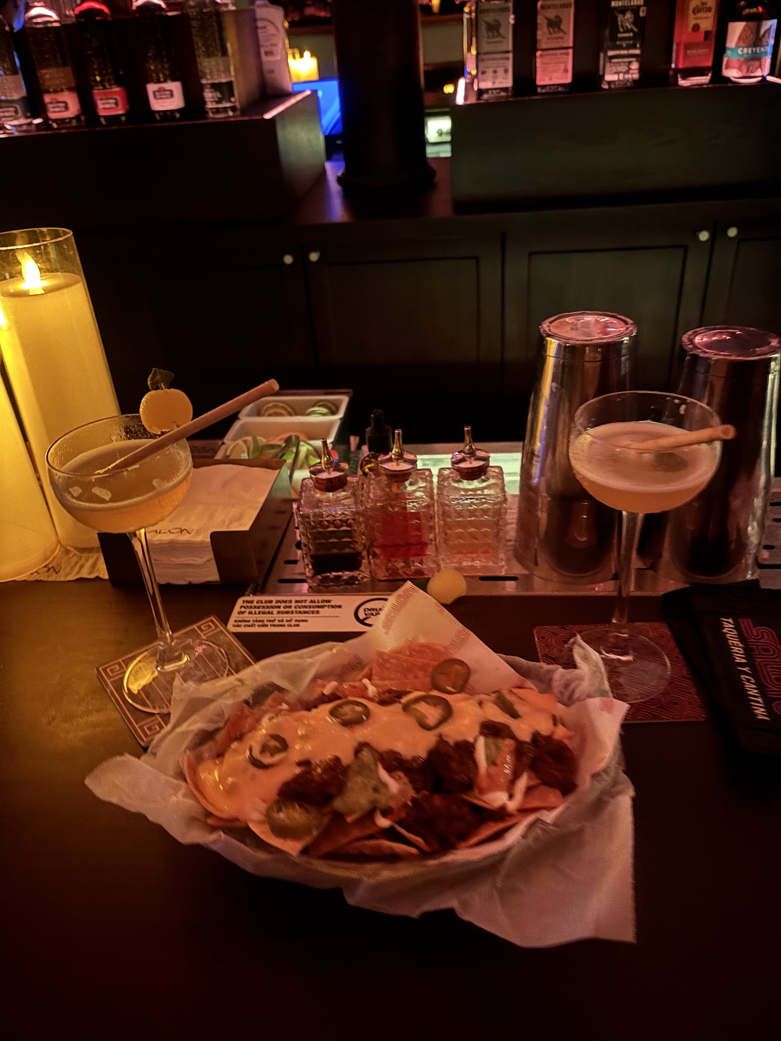 Nachos đầy ắp và cocktail tại quầy bar