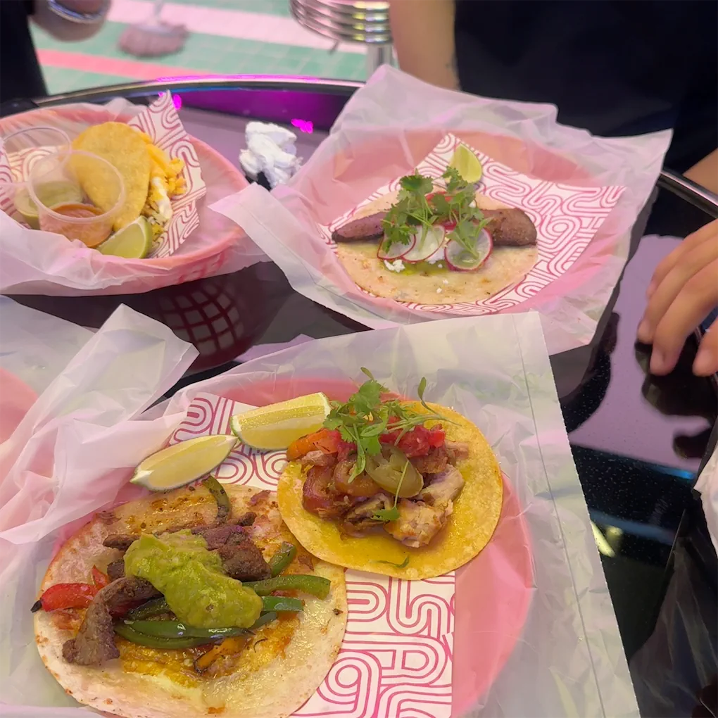 Các loại taco trên giấy gói hồng in họa tiết SALON