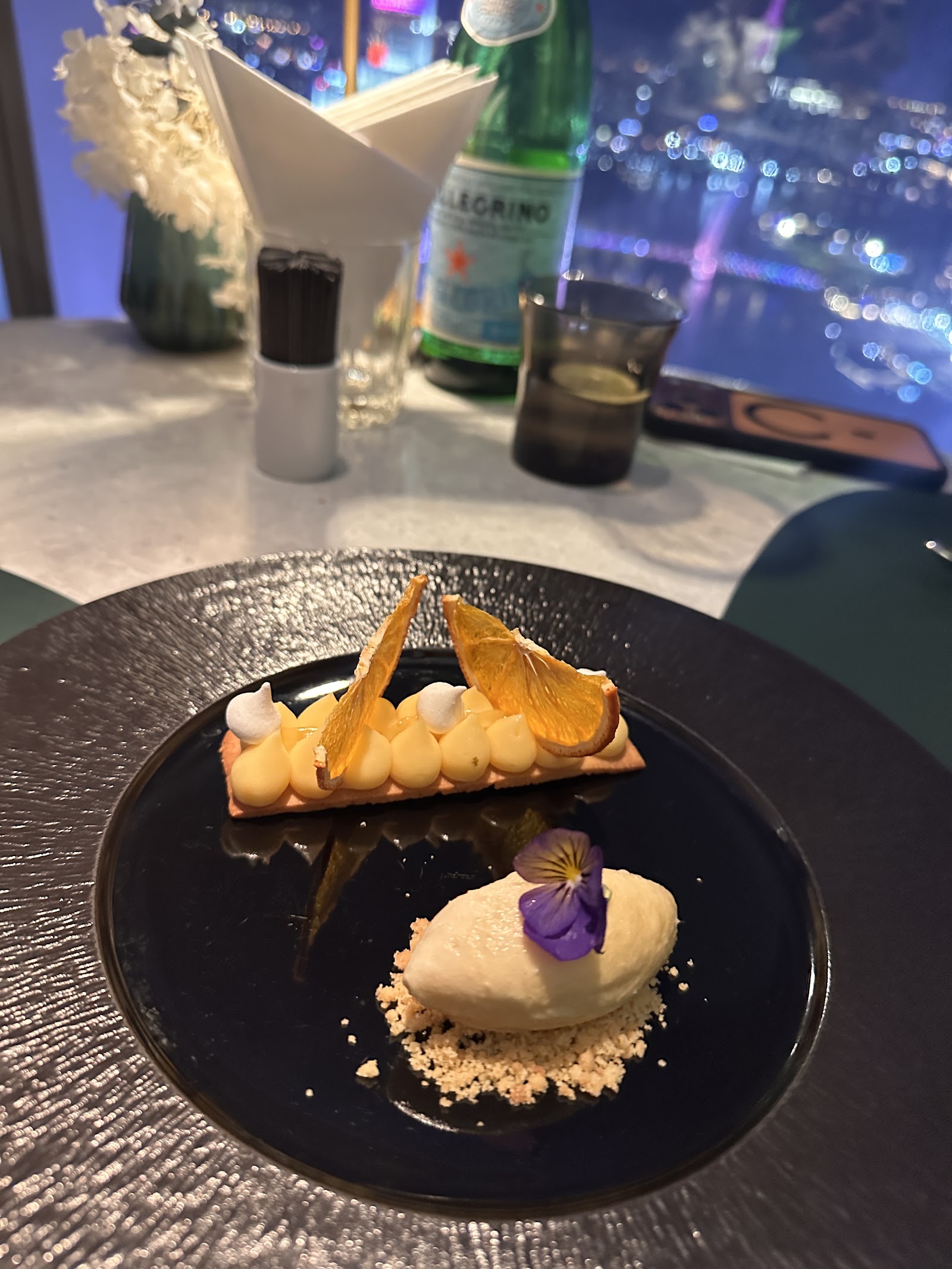 Bánh tart chanh với cam sấy, hoa violet và kem