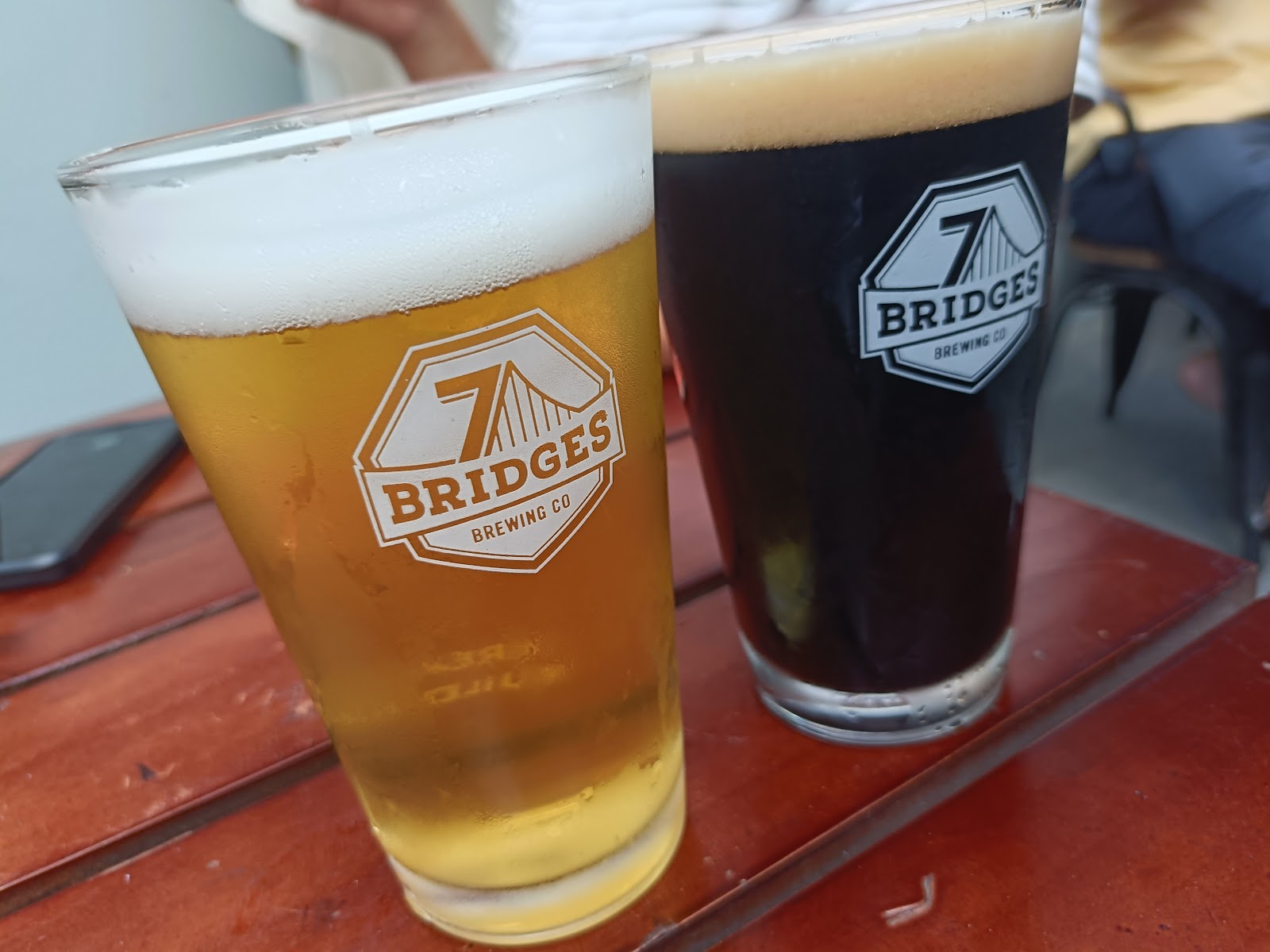 7 Bridges 맥주 두 잔 — 골든과 다크