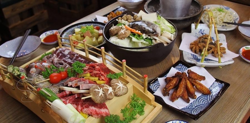 Meat trays on the wooden bridge, nabe pot