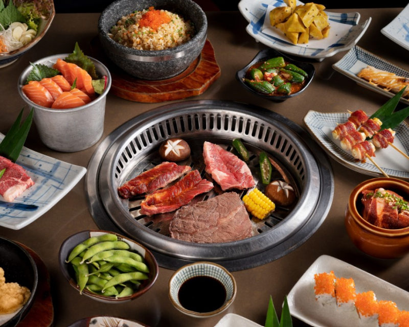 Yakiniku tables, crate seats and lanterns