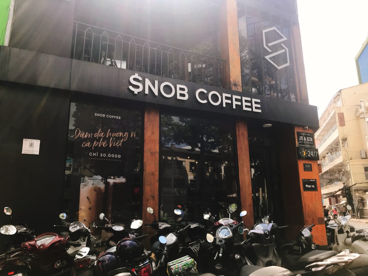 Snob Coffee black glass facade by day