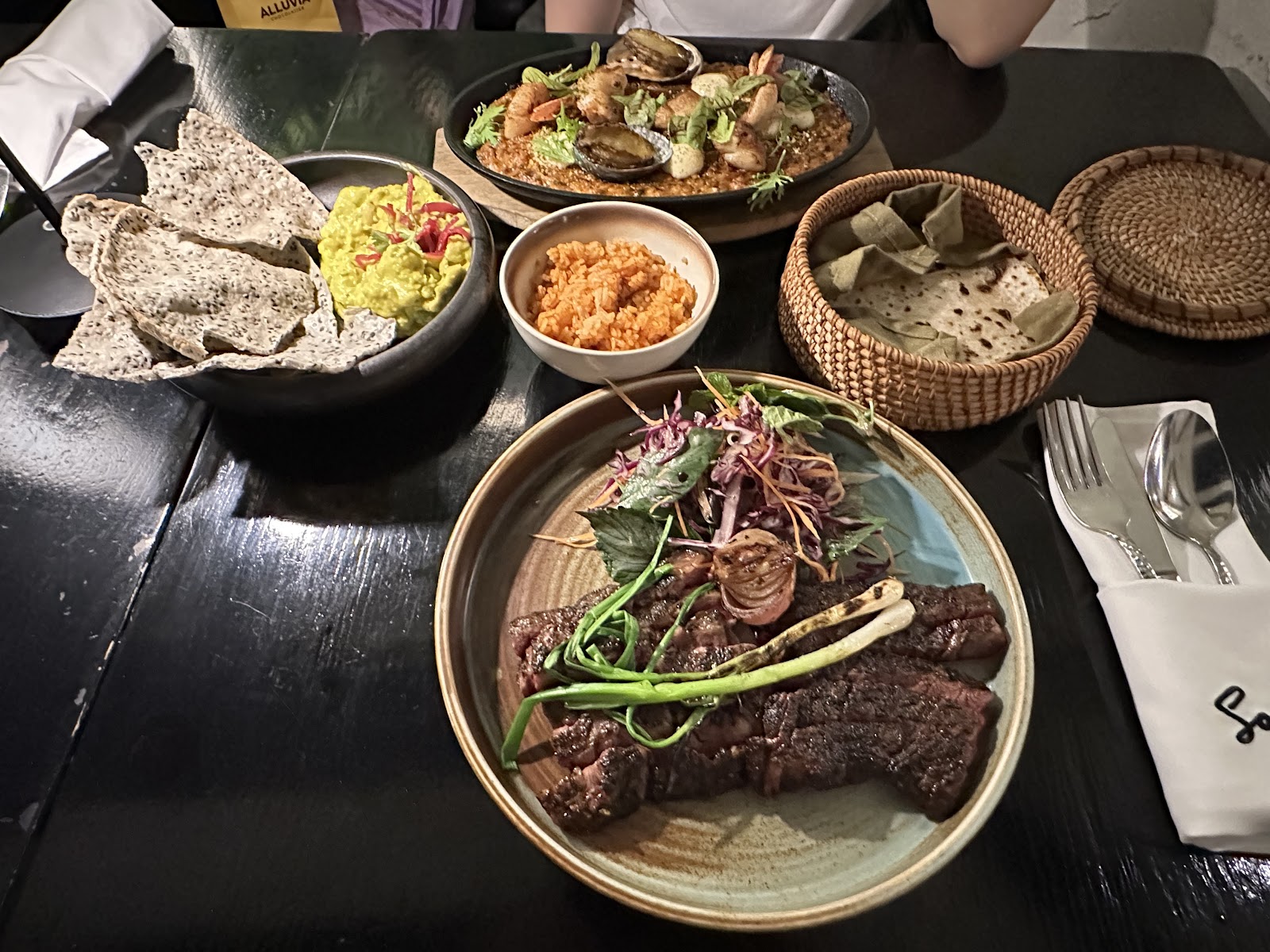 Sol Kitchen & Bar의 가득 찬 테이블