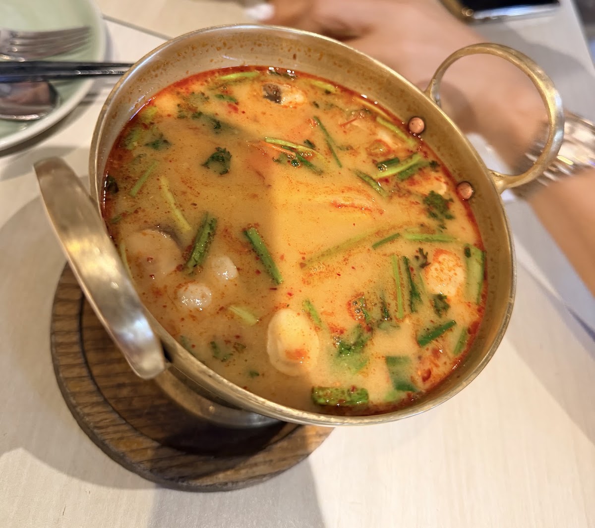 Lẩu tom yum trong nồi đồng