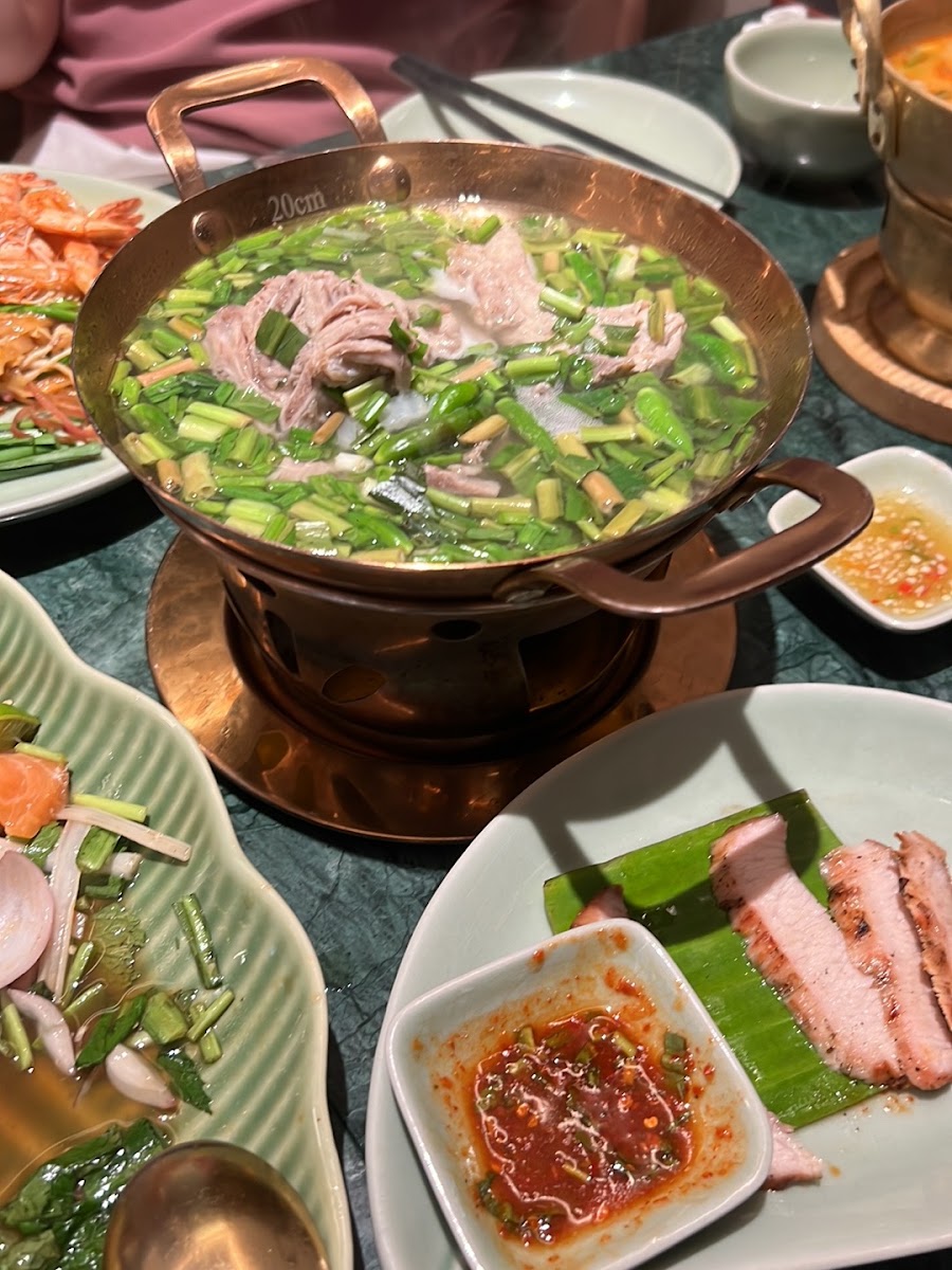 훠궈와 구운 돼지고기