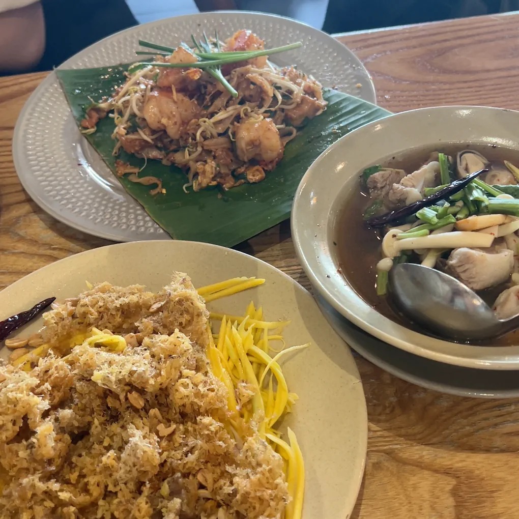 Pad Thai, canh nấm và gỏi xoài xanh