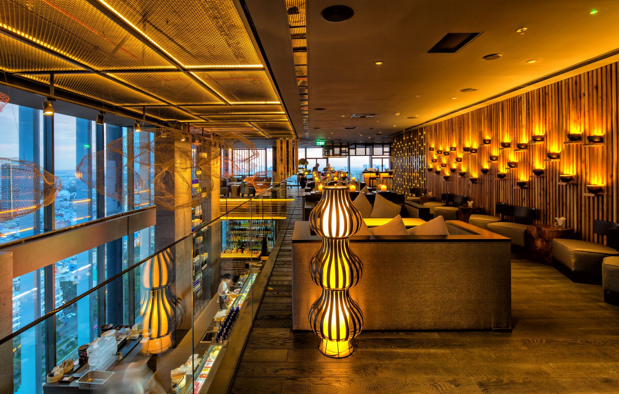 Khu lounge tầng lửng với đèn lồng giấy lúc chạng vạng