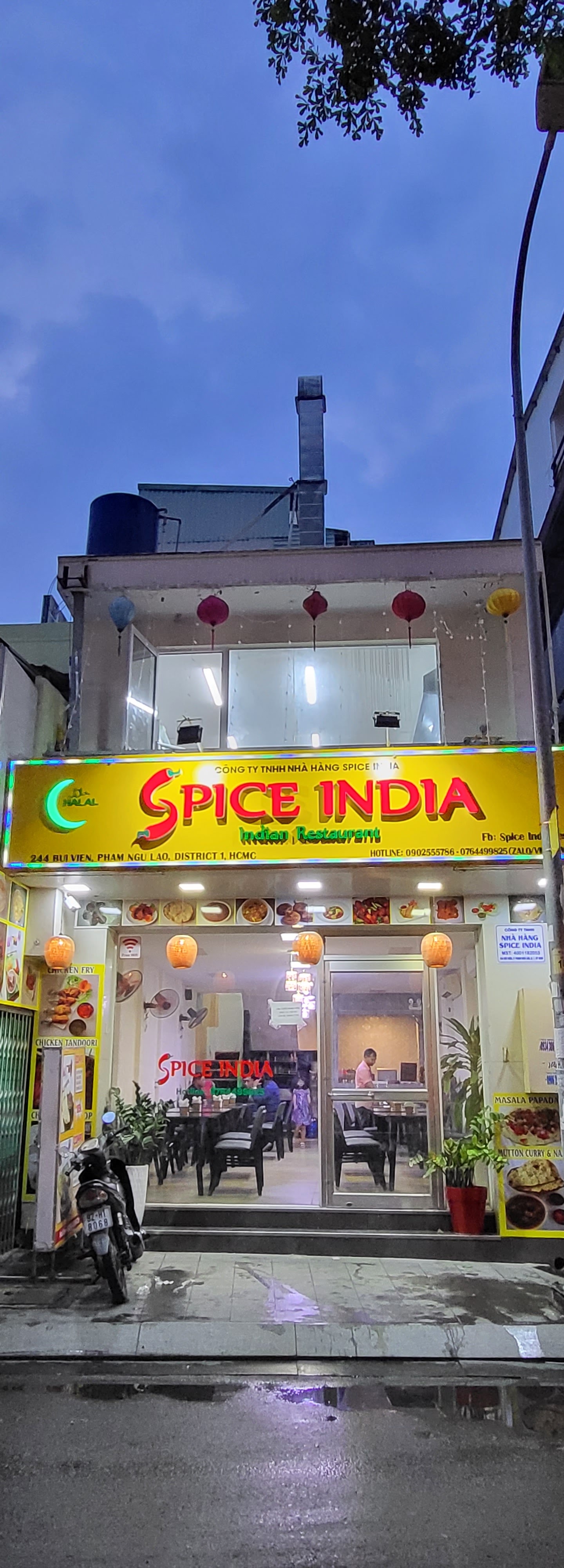 Biển hiệu vàng Spice India trên phố Bùi Viện