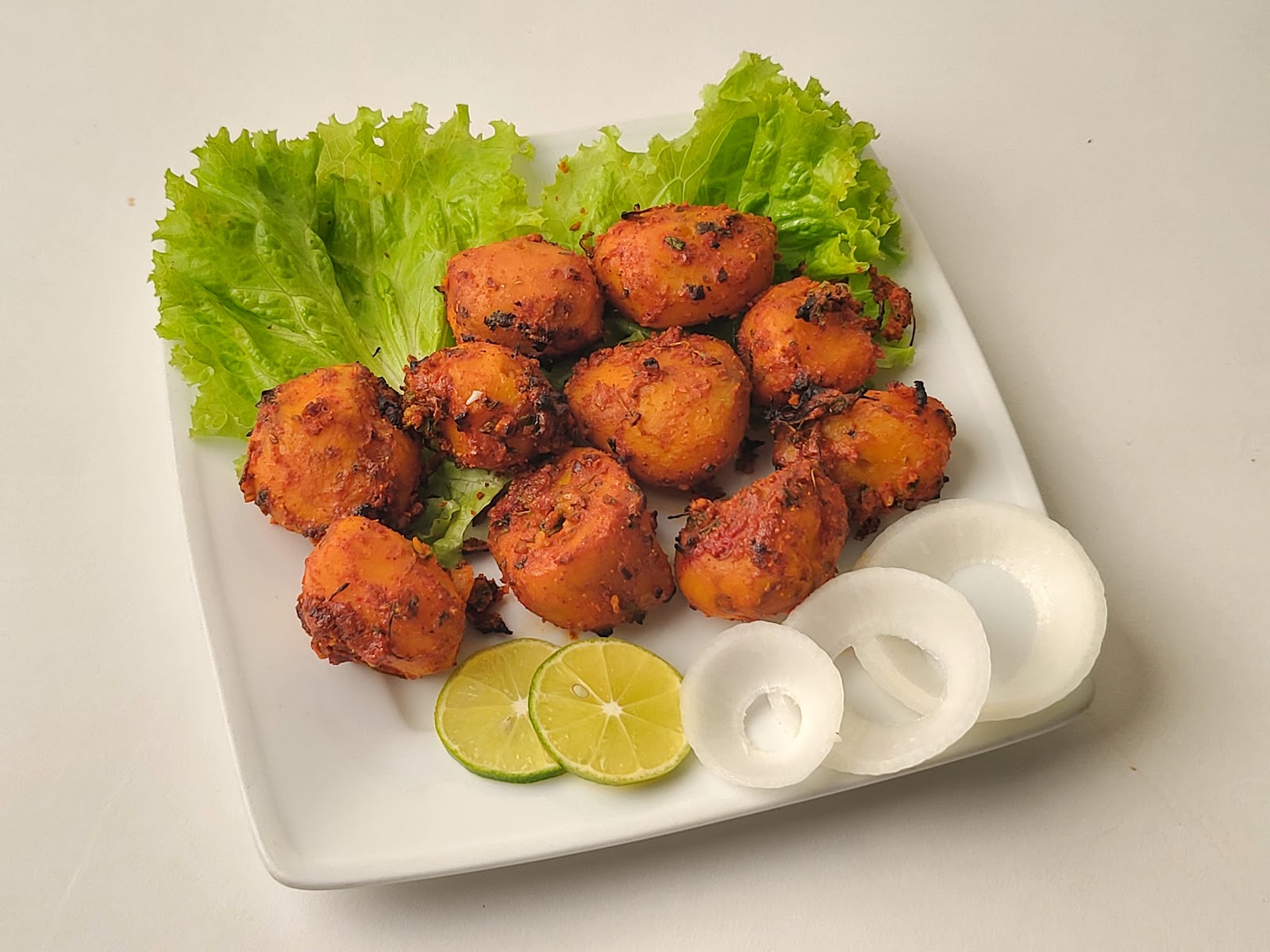 Miếng gà tẩm ướp tandoori với chanh và hành tây