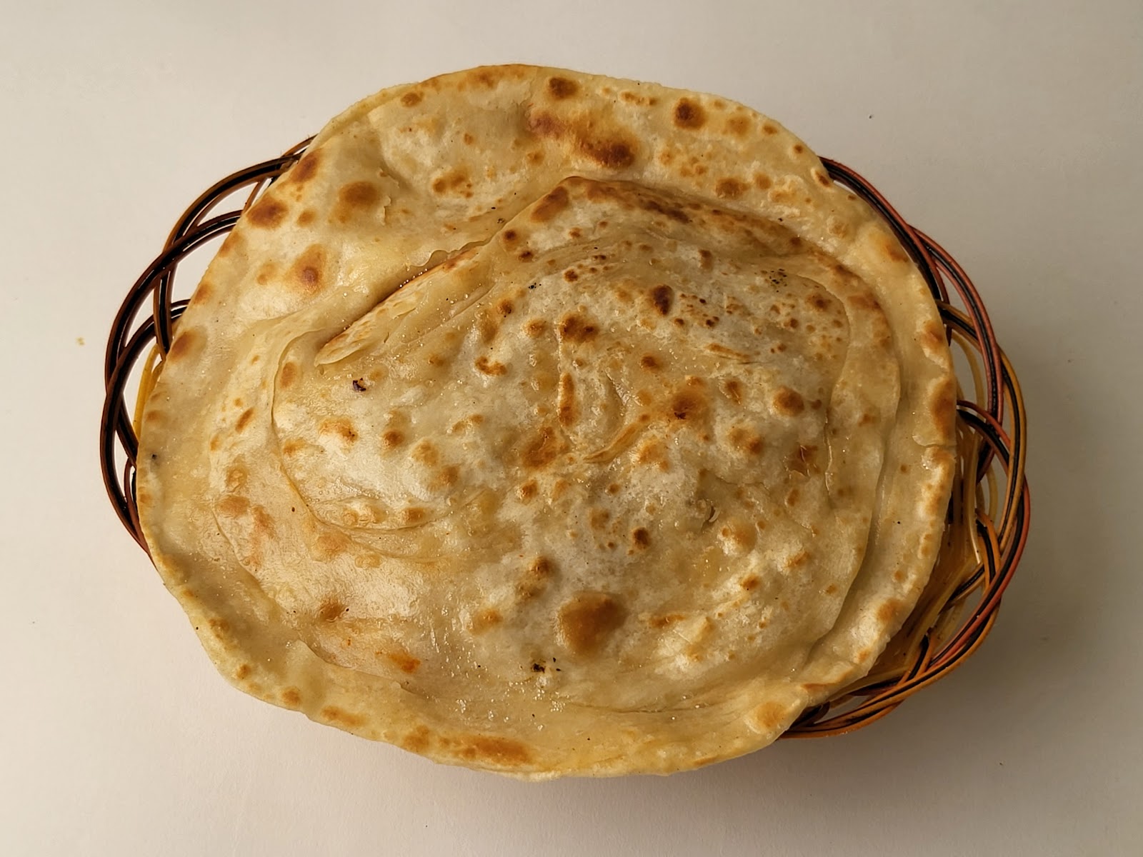 Bánh paratha nhiều lớp trong rổ