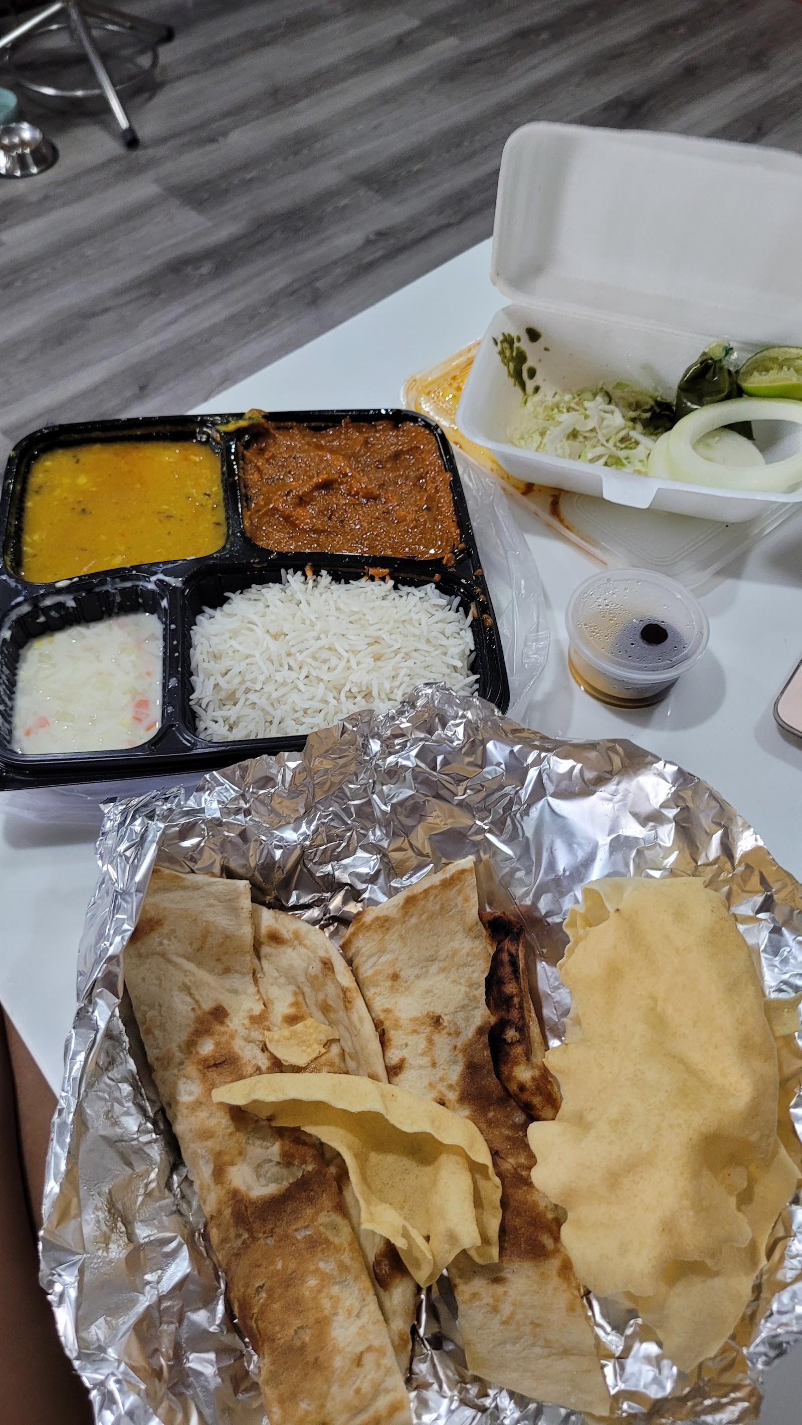 Khay thali: dal, cà ri, raita, cơm và bánh mì