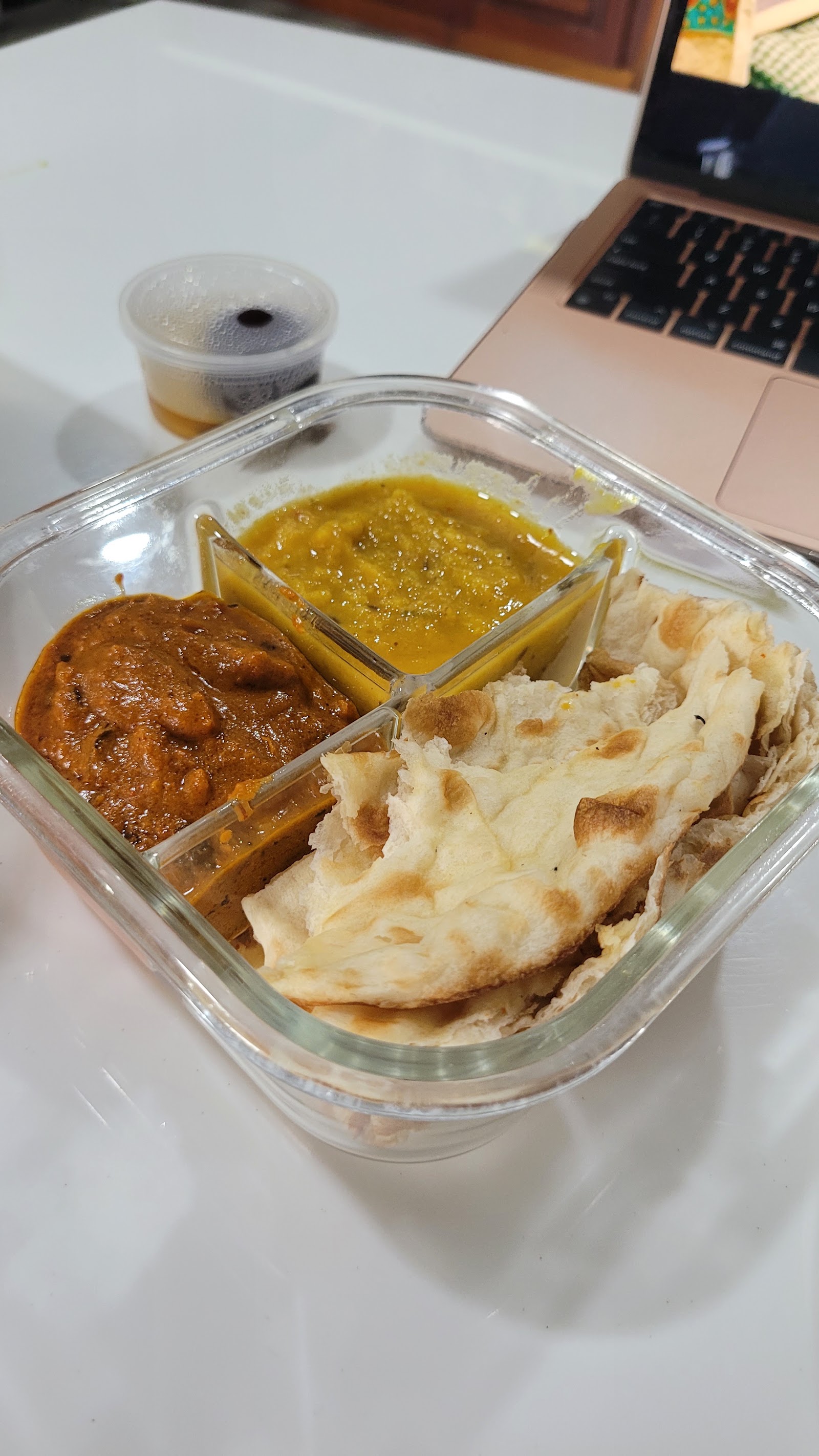 Hộp mang về: dal, cà ri và naan