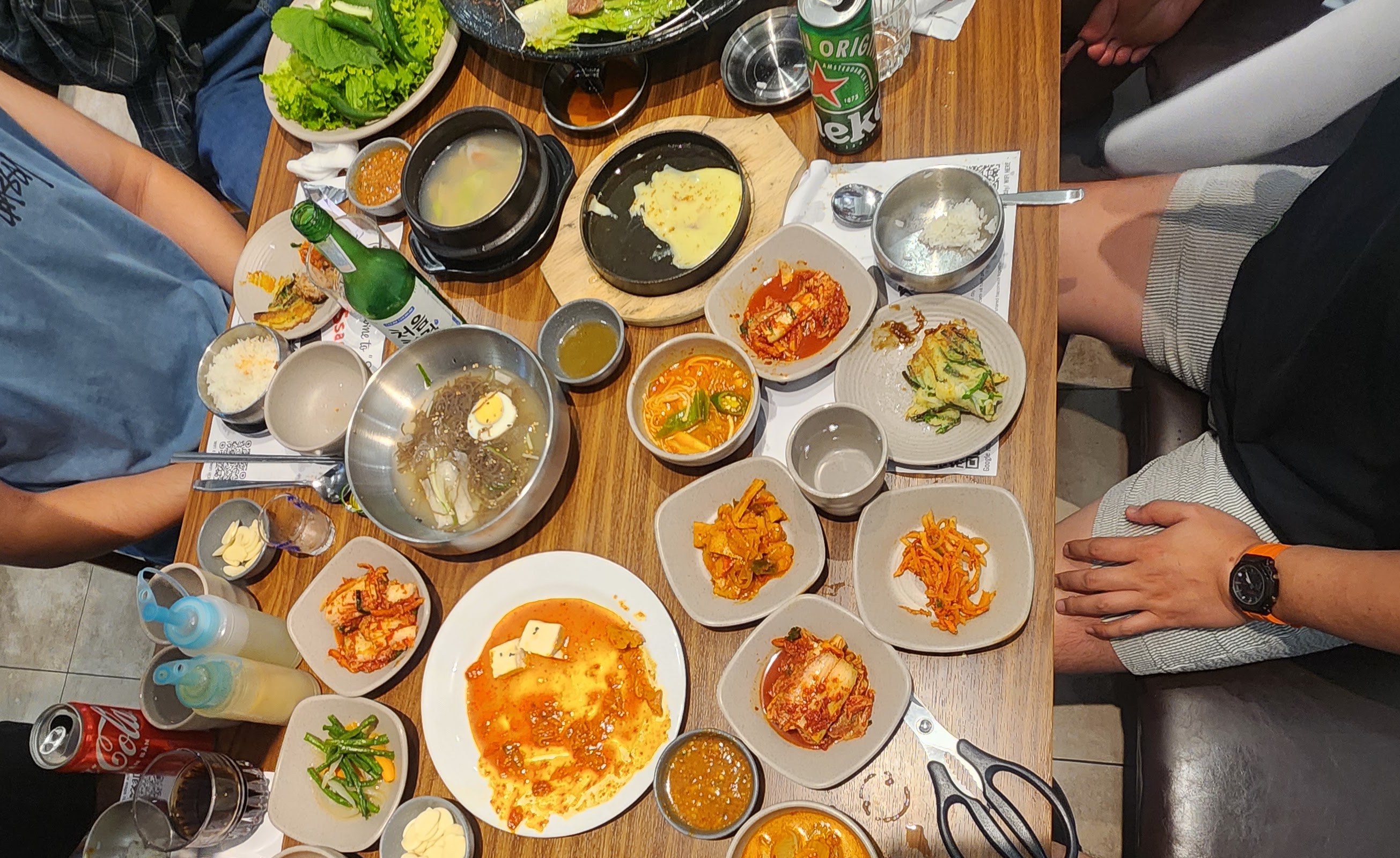 Banchan đầy bàn tại SSACK SSRI