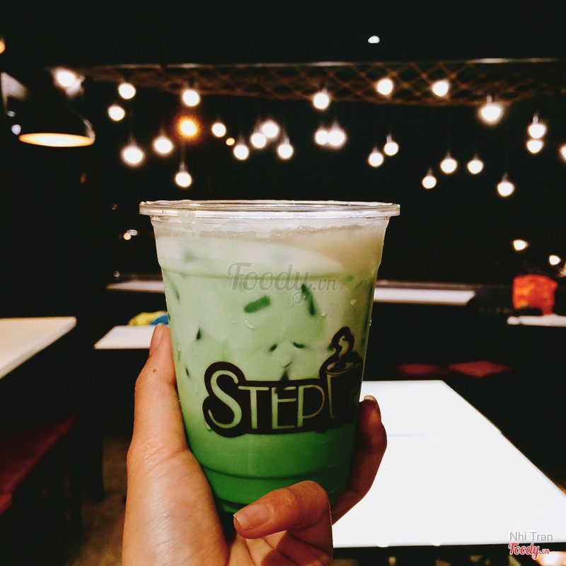 밤 전구 천장 앞의 STEPUP 컵