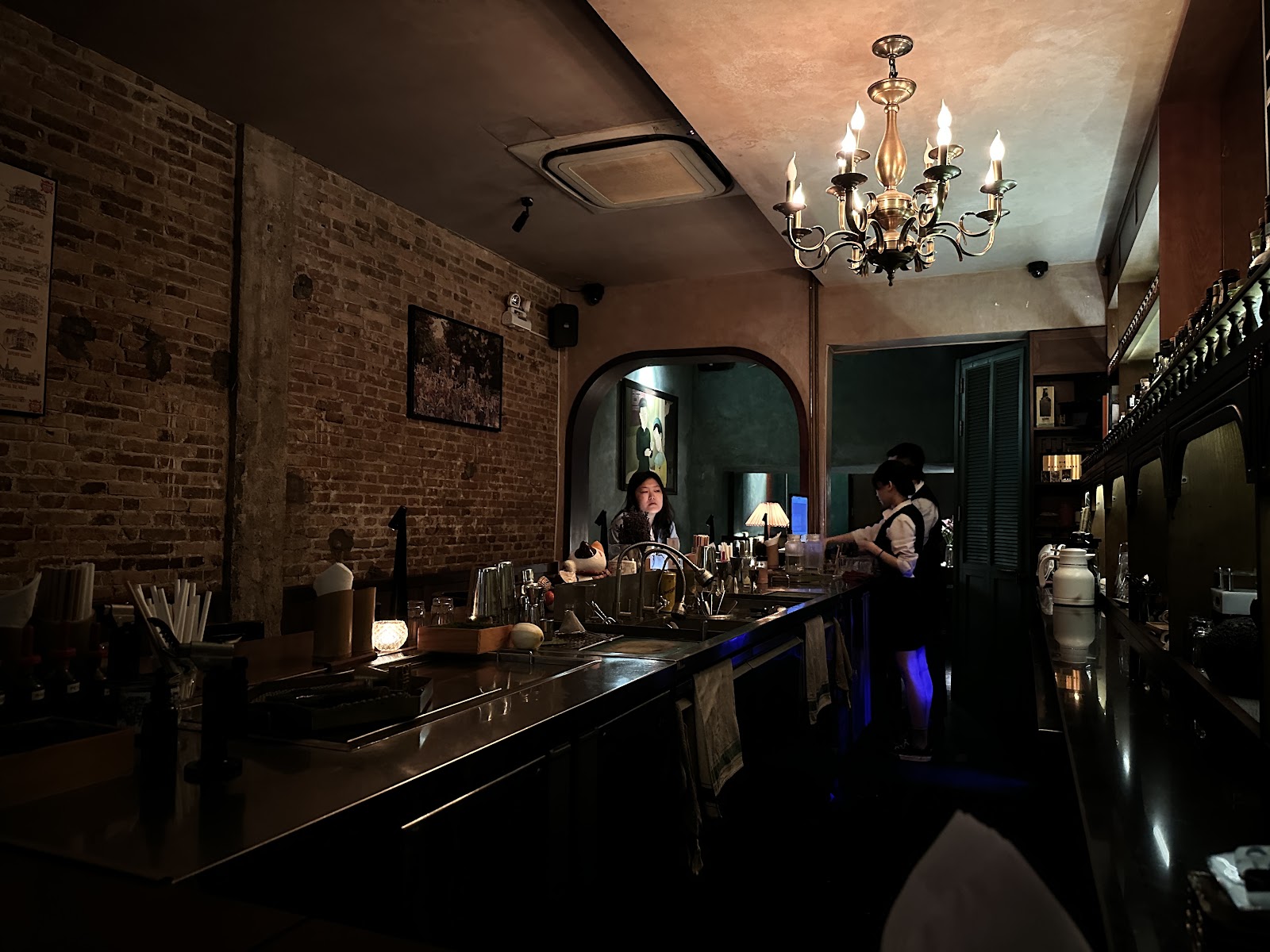 Không gian tối giản — quầy bar và chỗ ngồi trong ánh đèn ấm