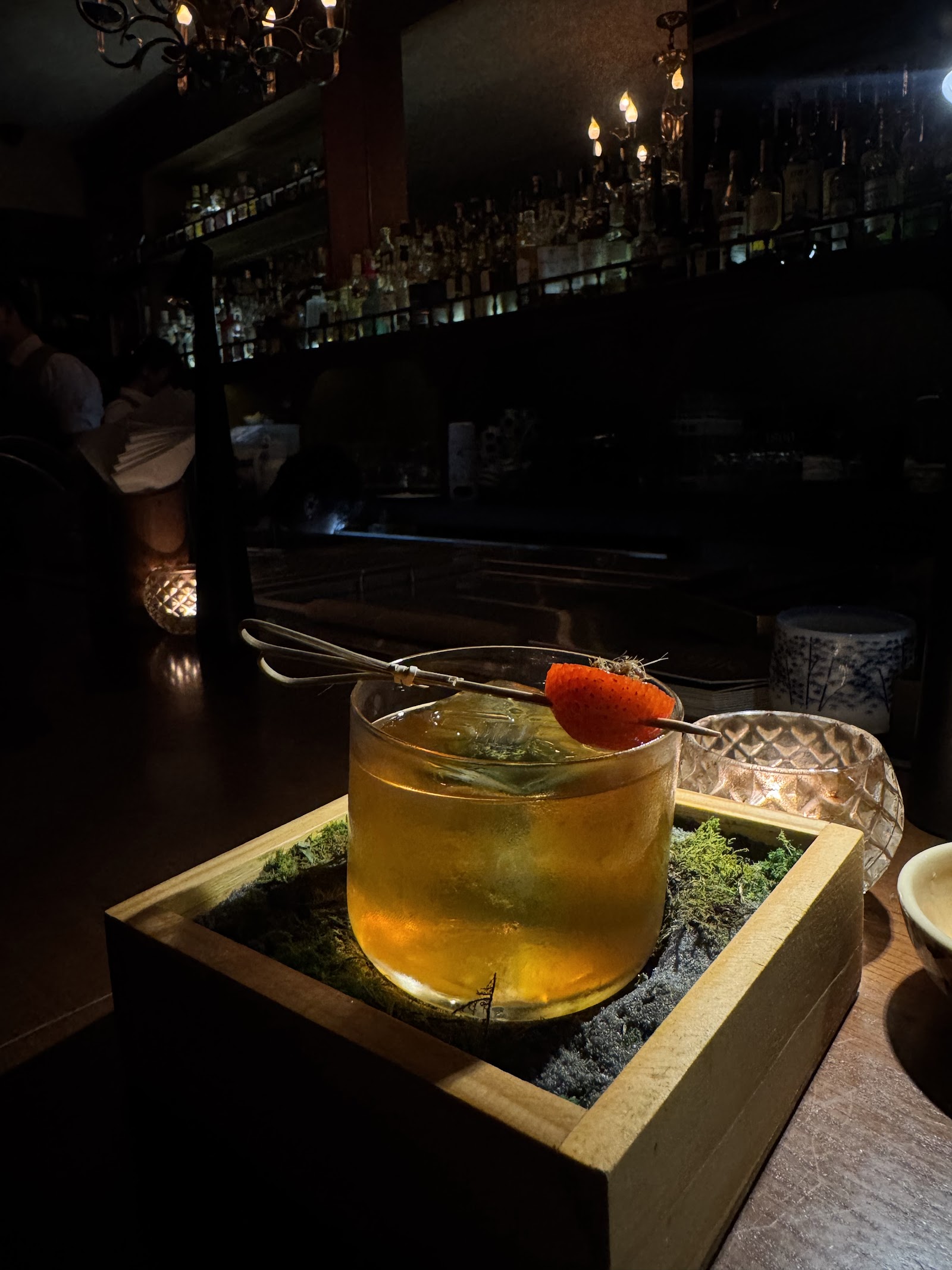 Một ly cocktail đặc trưng của STIR — trang trí tinh tế, ánh đèn ấm