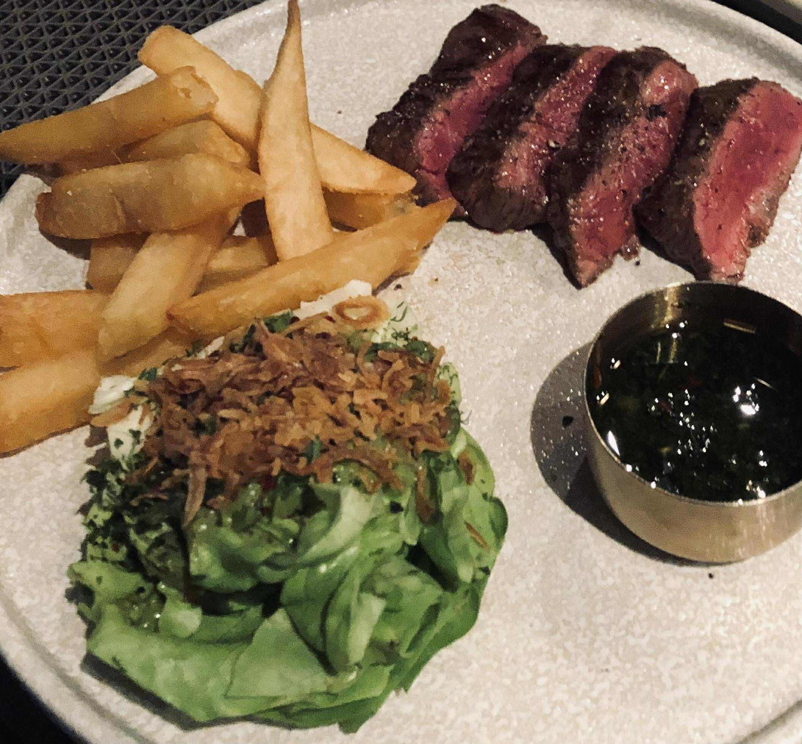 미디엄 레어로 썬 스테이크, 두툼한 감자튀김, 샬롯 칩 샐러드