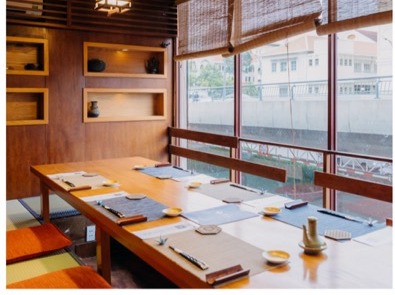 Phòng riêng tatami với bàn gỗ thấp bày sẵn đón khách