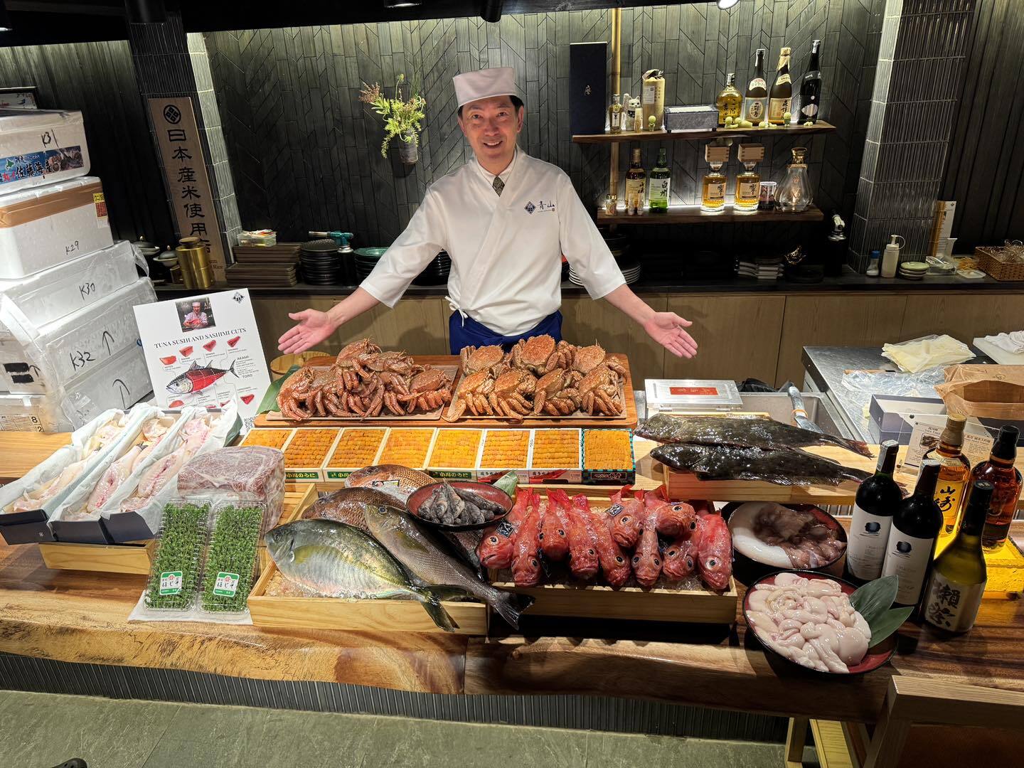 Bếp trưởng giới thiệu hải sản buổi sáng: cua lông, uni, cá nguyên con và wagyu