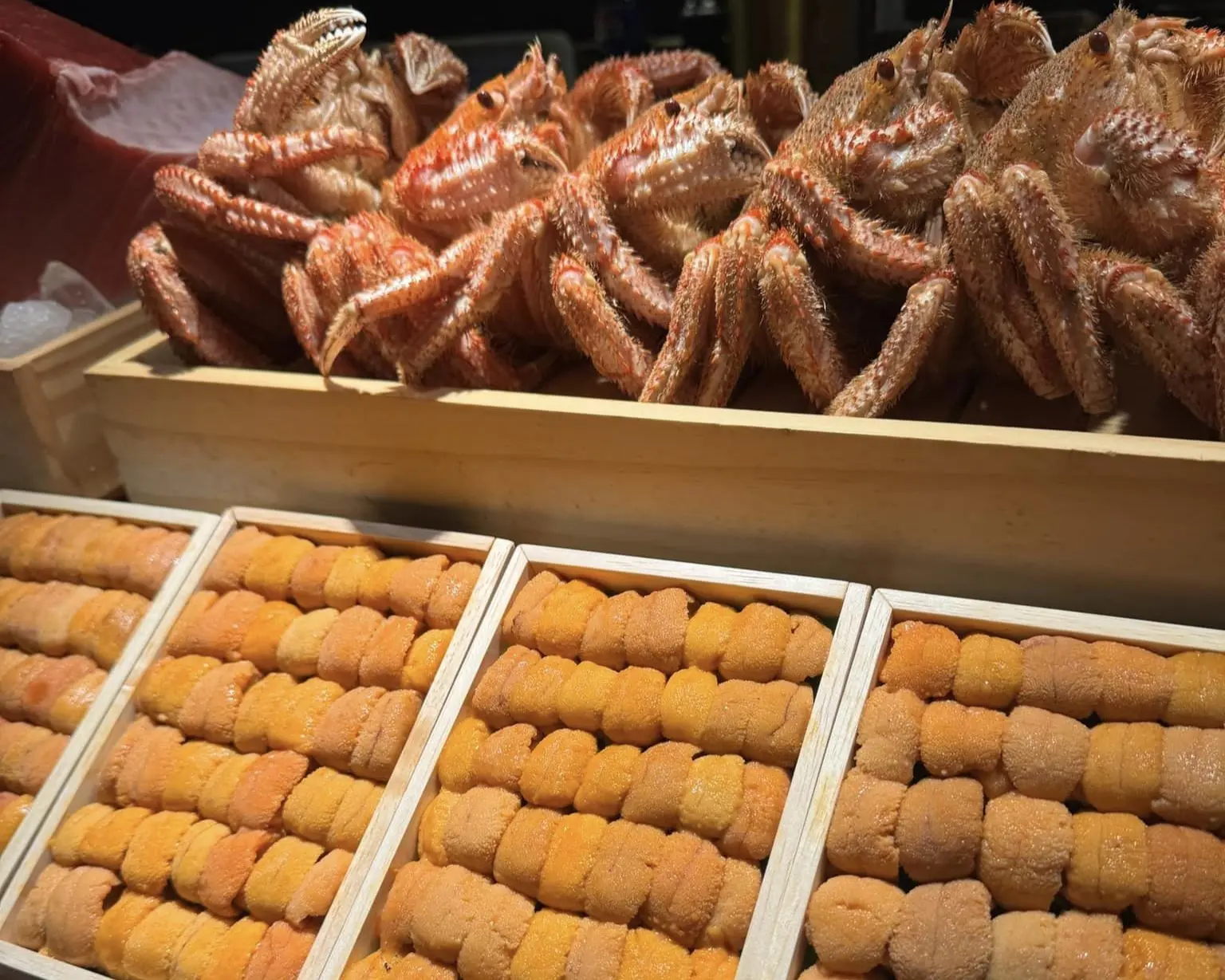 Cua lông và những hộp uni tại quầy Aoyama