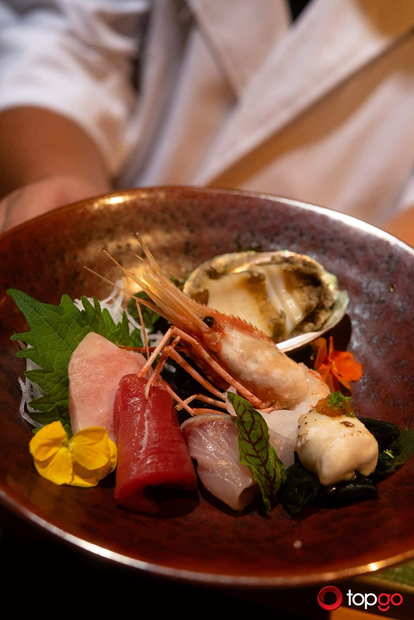 Ánh đèn lồng tại quầy Sushi Taka Hanare