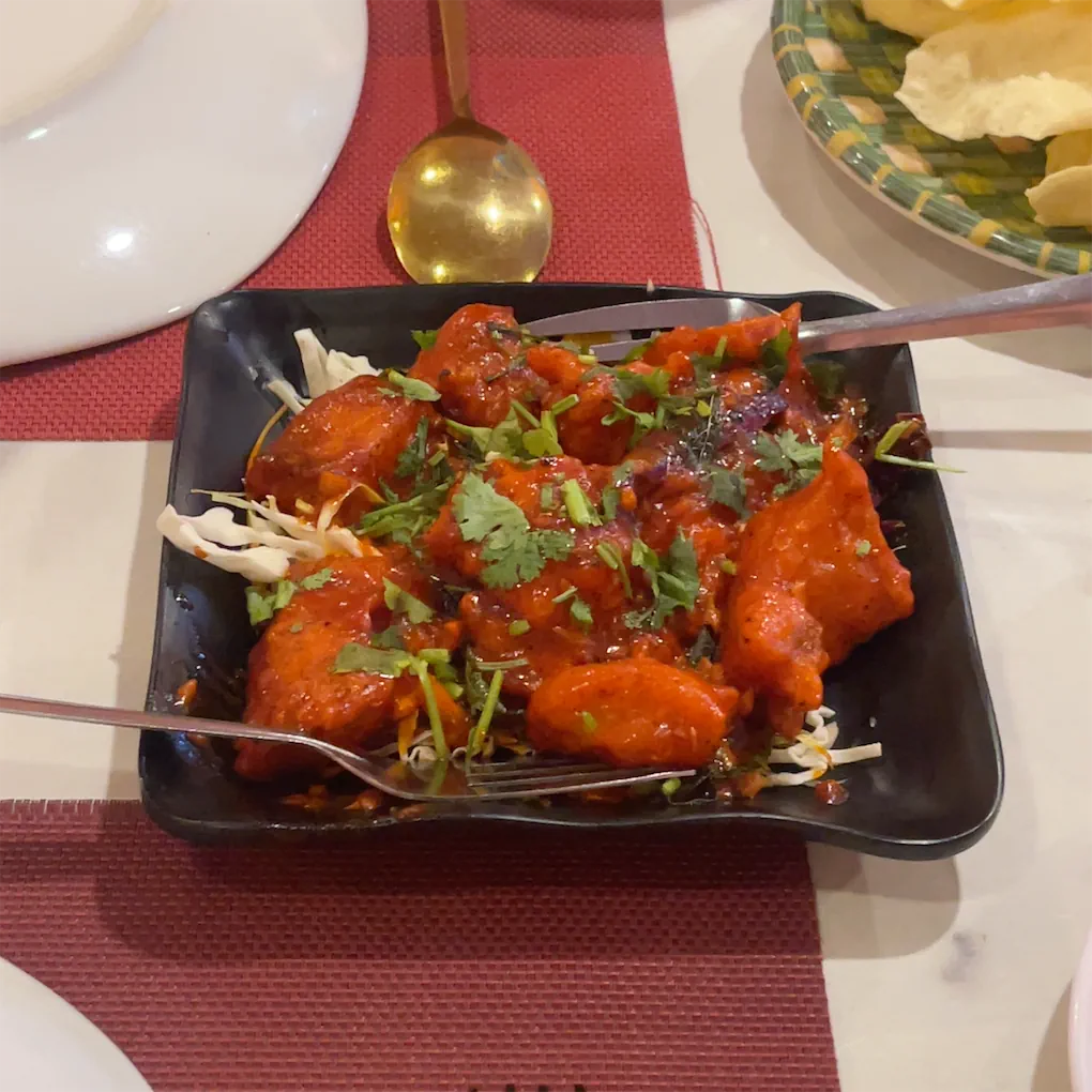 Fish 65 sốt đỏ rắc rau mùi