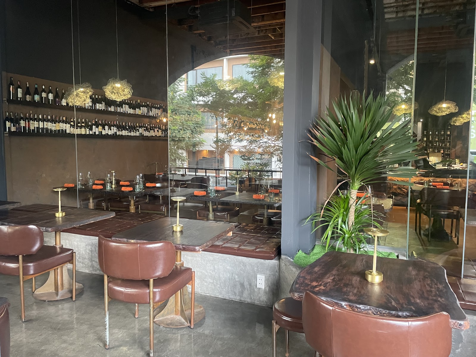 Tables 157 다이닝룸 — 코냑 가죽, 황동 랜턴과 아치형 창문