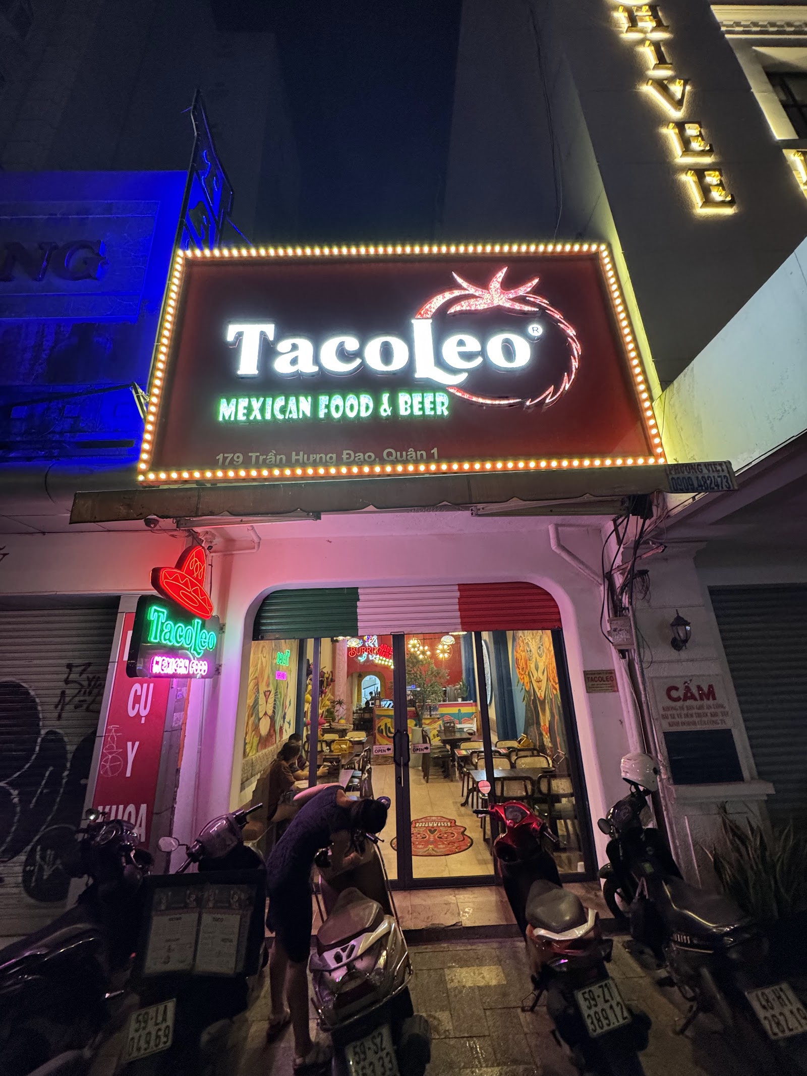 Mặt tiền TacoLeo về đêm — biển hiệu rực sáng, 179 Trần Hưng Đạo