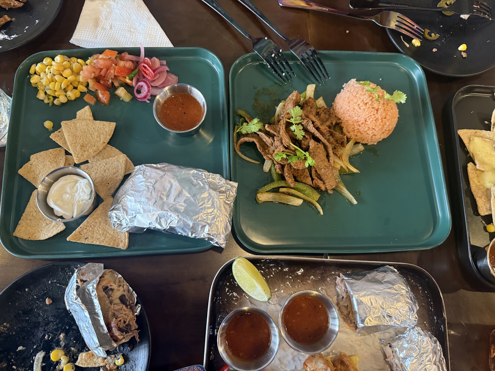 Burrito gói giấy bạc và fajitas bò