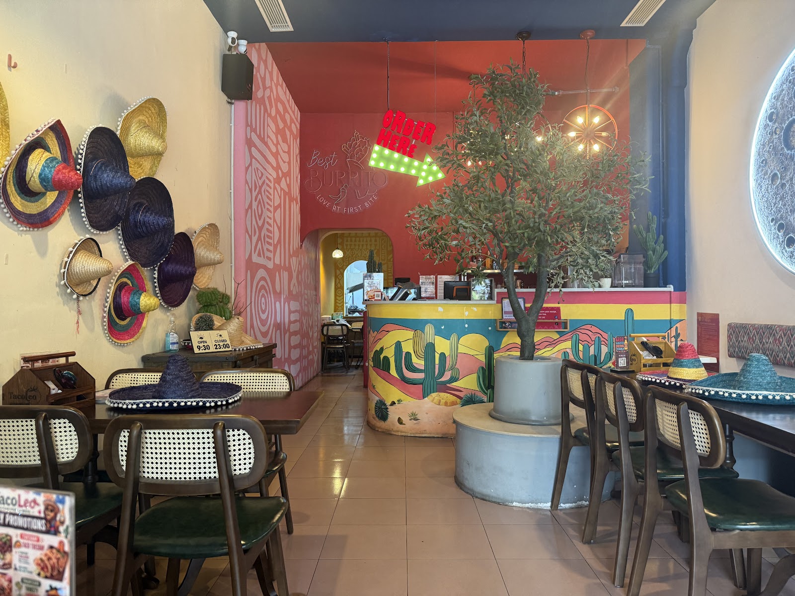 Phòng ăn TacoLeo — bức tường nón sombrero và quầy order vẽ xương rồng