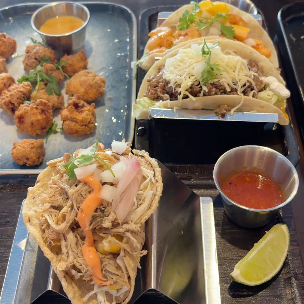 Tacos bò, tacos tôm và gà chiên