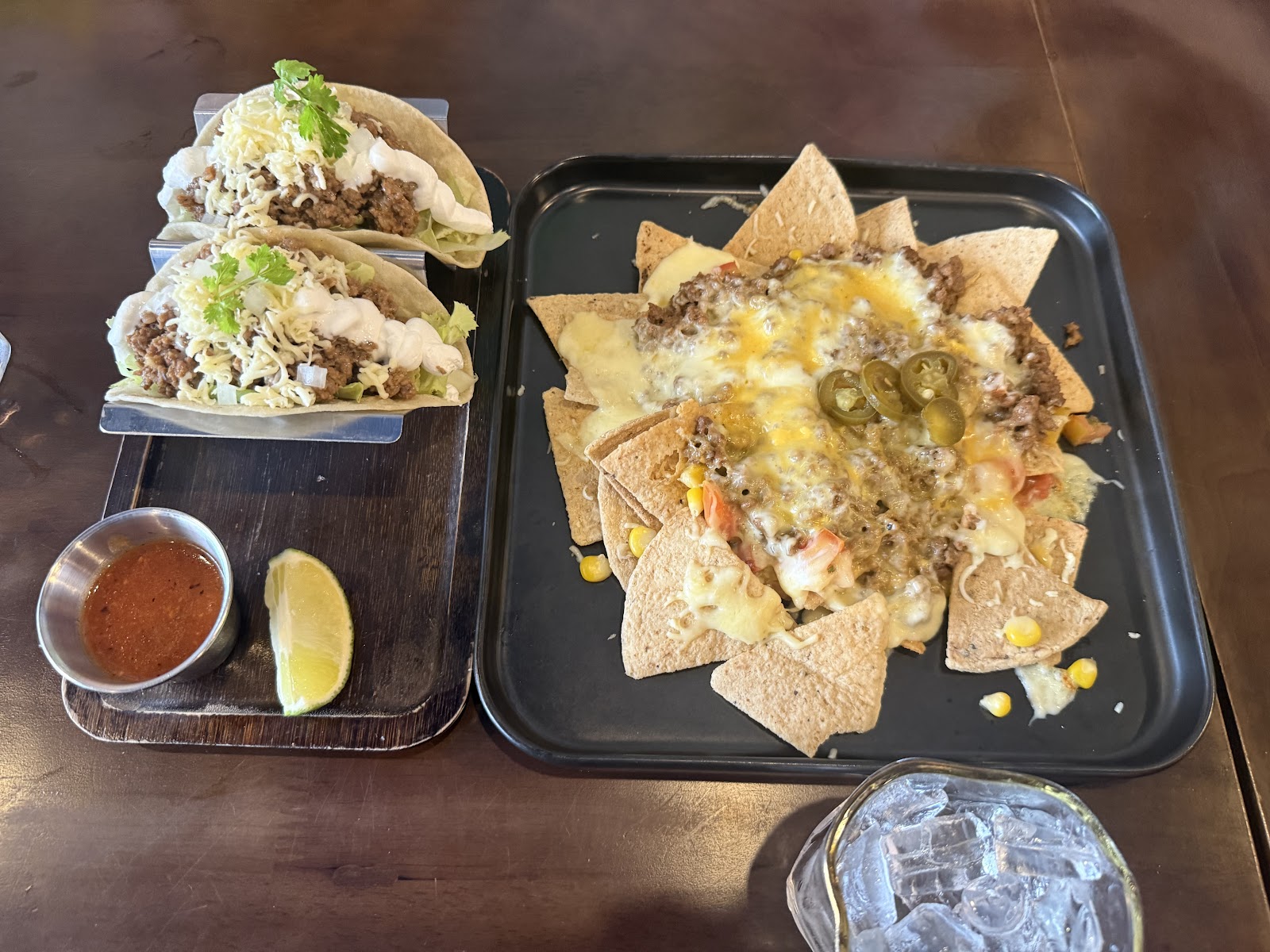Tacos bò với nachos đầy ắp
