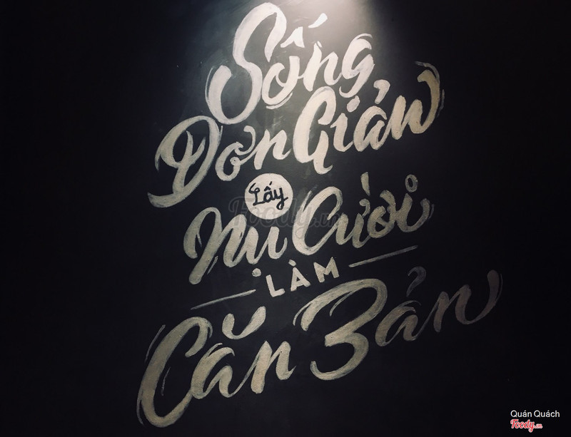 가게 안 “Sống Đơn Giản” 손글씨 벽