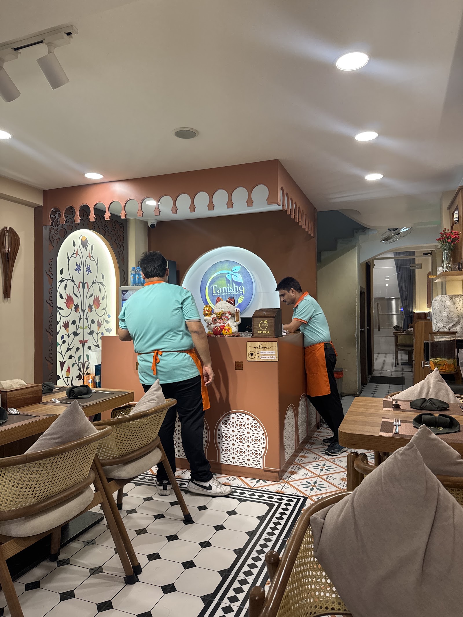 Quầy Tanishq với logo phát sáng