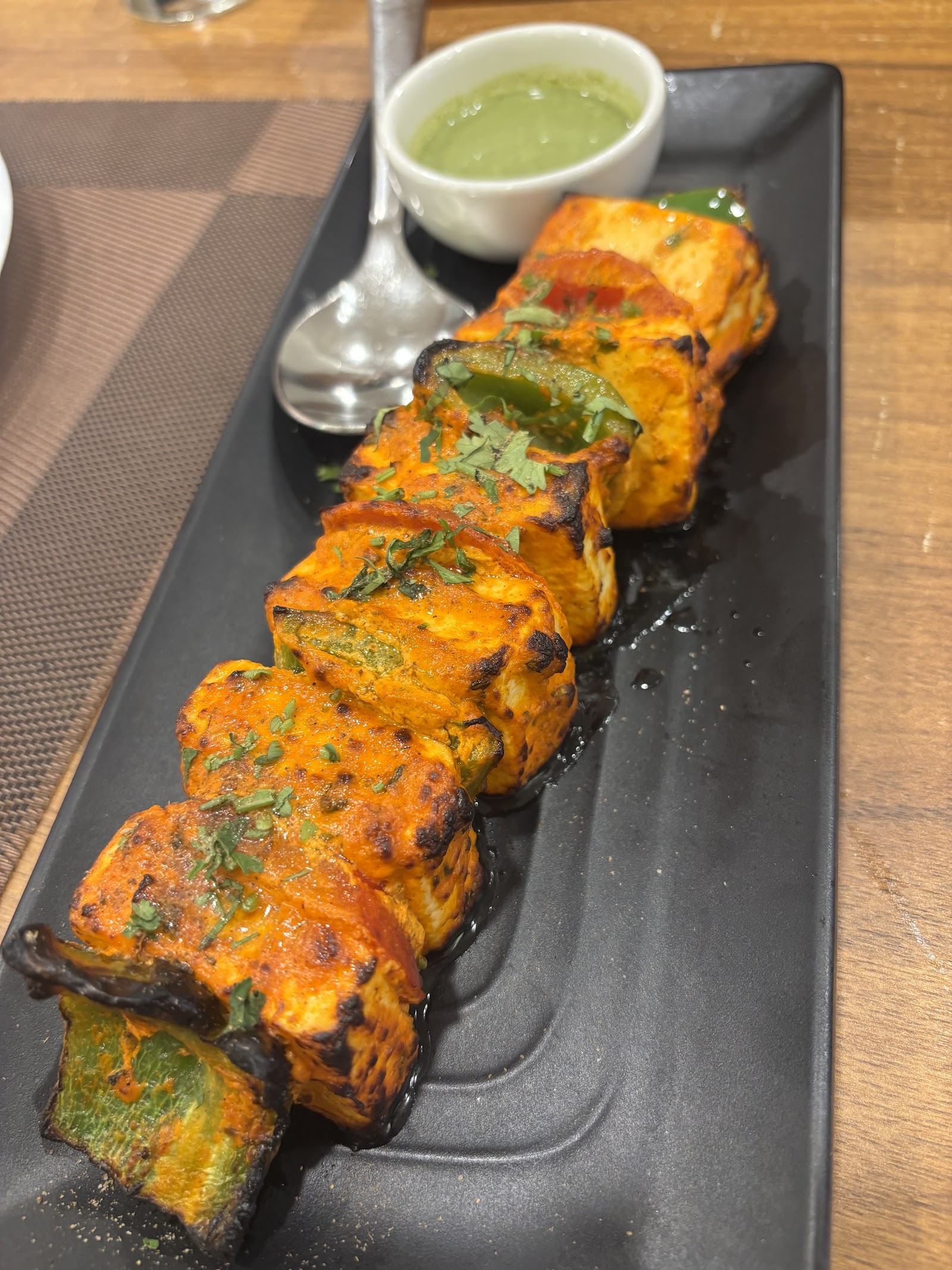 Paneer tikka nướng xiên