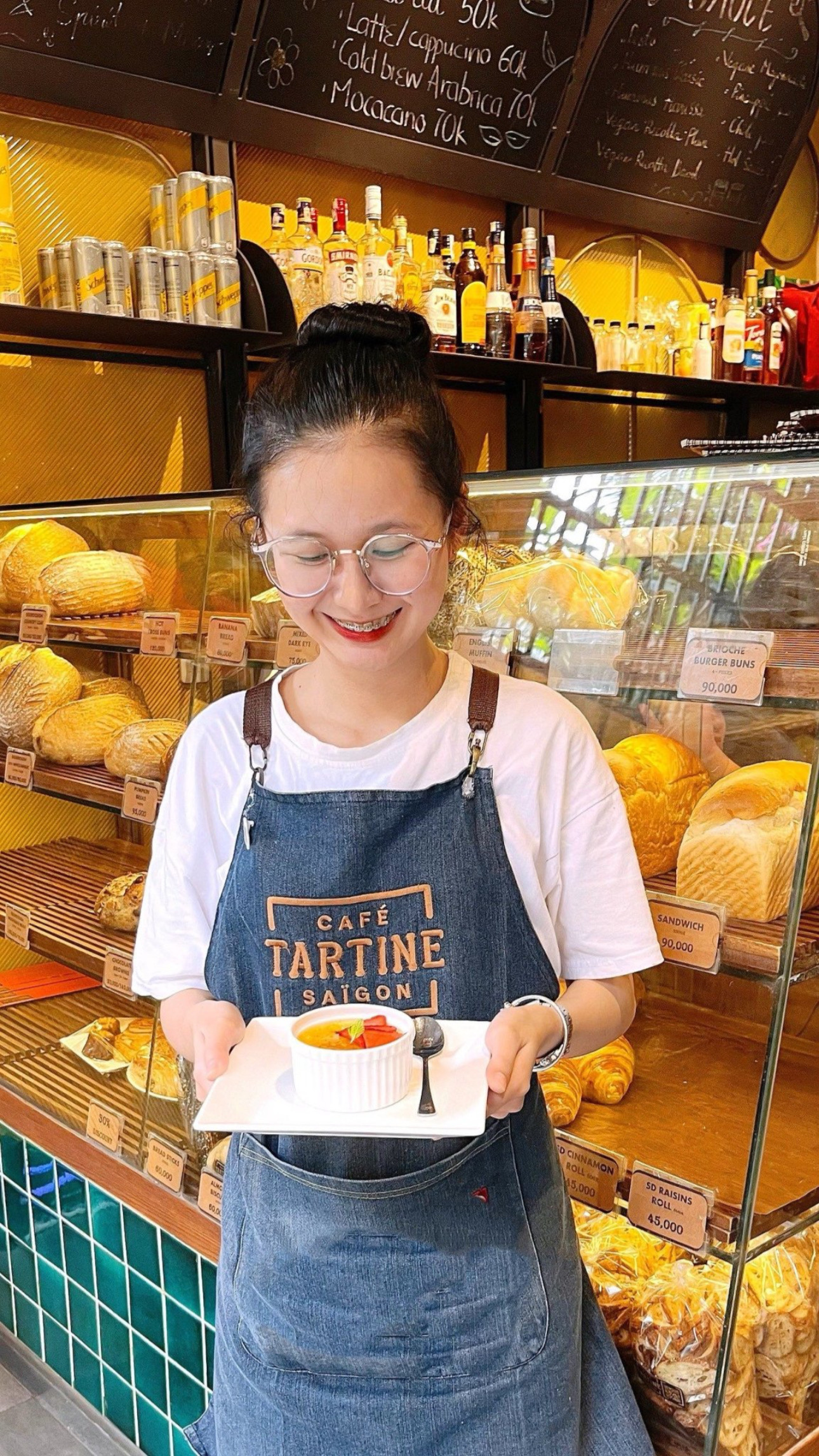 CAFÉ TARTINE SAIGON 데님 앞치마를 입은 직원들
