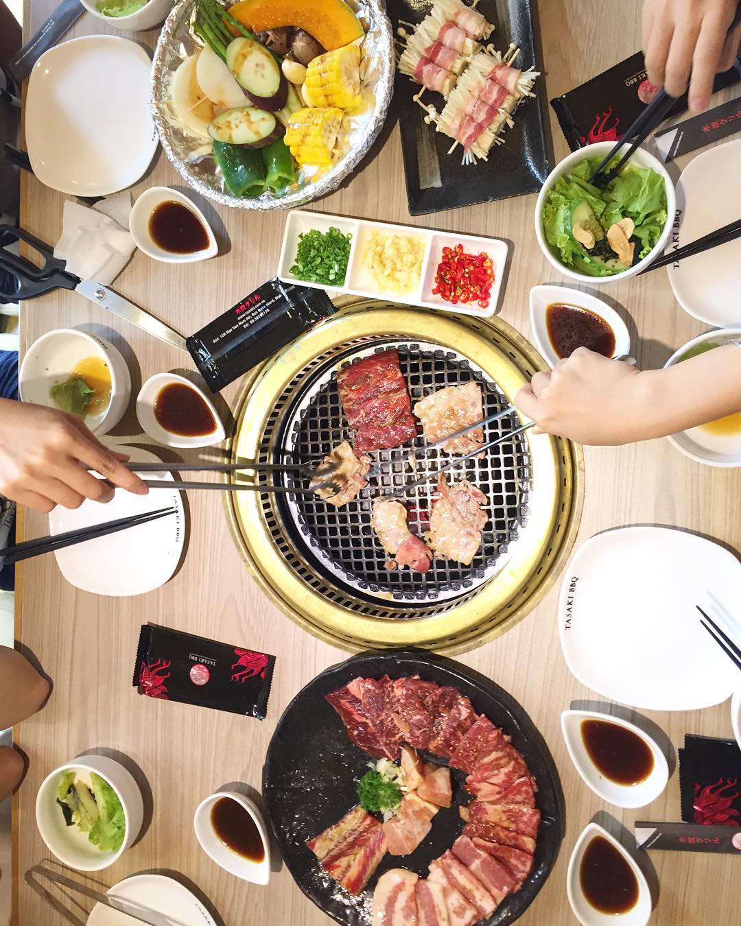 타사키 BBQ 접시와 테이블 구이 한 상 — 차돌과 와규